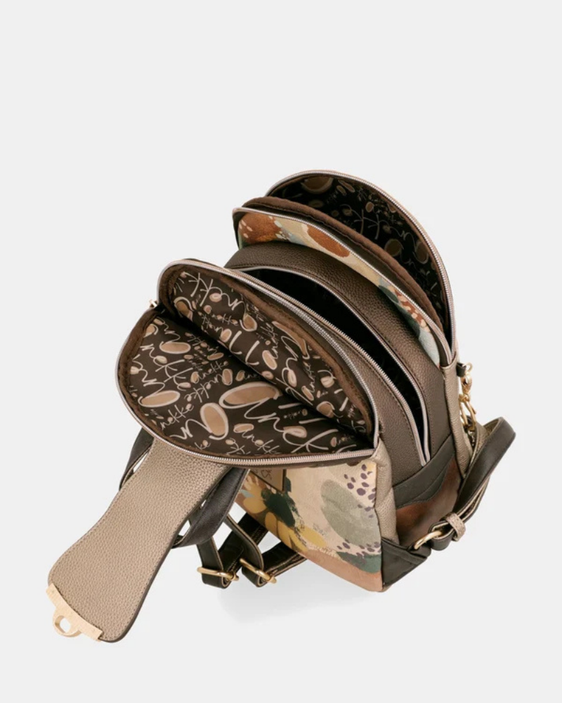 Esta mochila é uma peça cheia de personalidade e charme, pensada para a mulher que aprecia o detalhe e a originalidade.

De formato arredondado e dimensões compactas, apresenta uma ilustração exclusiva com a icónica personagem Anekke rodeada de elementos florais e a frase "time to bloom — a tulip, a new emotion", evocando a delicadeza e o espírito de renovação do outono.