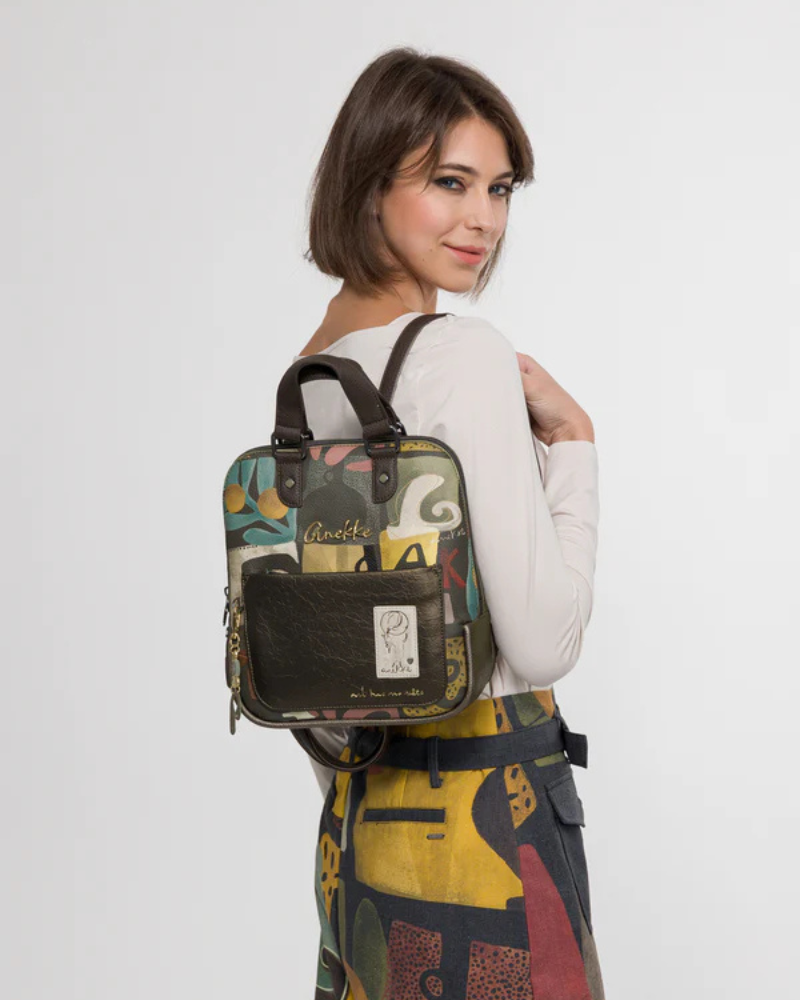 Esta mochila destaca-se pelo seu design artístico e cheio de personalidade, ideal para quem aprecia peças únicas e funcionais.

Confeccionada em material de alta qualidade, apresenta um estampado exclusivo inspirado na identidade da marca, combinada com detalhes texturizados e aplicação do logótipo que acrescentam um toque sofisticado. O modelo dispõe de compartimento principal com fecho de zíper, bolso frontal para acesso rápido e alças ajustáveis que garantem conforto ao longo do dia.