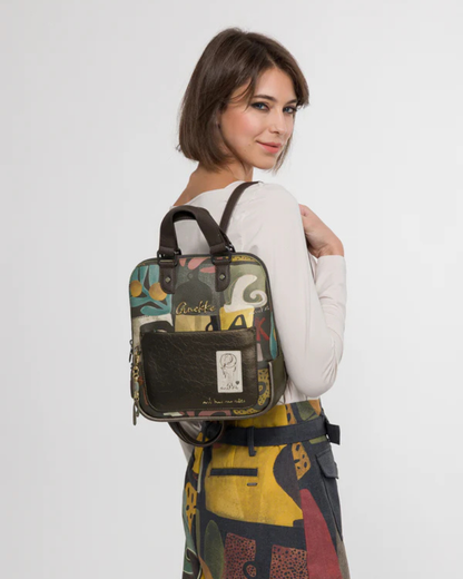 Esta mochila destaca-se pelo seu design artístico e cheio de personalidade, ideal para quem aprecia peças únicas e funcionais.

Confeccionada em material de alta qualidade, apresenta um estampado exclusivo inspirado na identidade da marca, combinada com detalhes texturizados e aplicação do logótipo que acrescentam um toque sofisticado. O modelo dispõe de compartimento principal com fecho de zíper, bolso frontal para acesso rápido e alças ajustáveis que garantem conforto ao longo do dia.