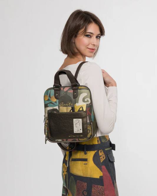 Esta mochila destaca-se pelo seu design artístico e cheio de personalidade, ideal para quem aprecia peças únicas e funcionais.

Confeccionada em material de alta qualidade, apresenta um estampado exclusivo inspirado na identidade da marca, combinada com detalhes texturizados e aplicação do logótipo que acrescentam um toque sofisticado. O modelo dispõe de compartimento principal com fecho de zíper, bolso frontal para acesso rápido e alças ajustáveis que garantem conforto ao longo do dia.