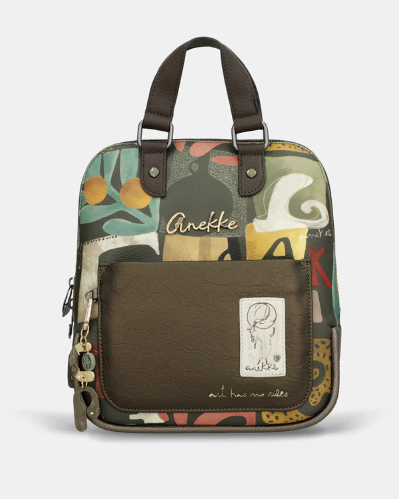 Esta mochila destaca-se pelo seu design artístico e cheio de personalidade, ideal para quem aprecia peças únicas e funcionais.

Confeccionada em material de alta qualidade, apresenta um estampado exclusivo inspirado na identidade da marca, combinada com detalhes texturizados e aplicação do logótipo que acrescentam um toque sofisticado. O modelo dispõe de compartimento principal com fecho de zíper, bolso frontal para acesso rápido e alças ajustáveis que garantem conforto ao longo do dia.