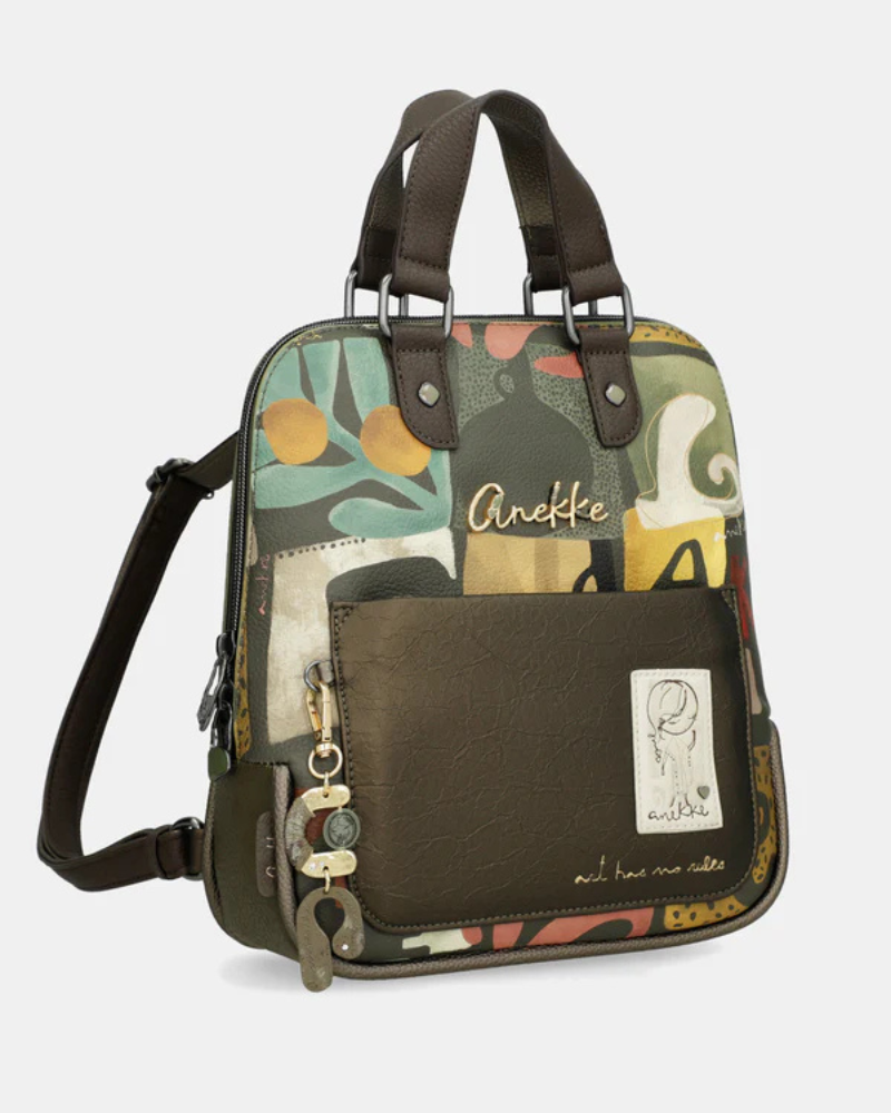 Esta mochila destaca-se pelo seu design artístico e cheio de personalidade, ideal para quem aprecia peças únicas e funcionais.

Confeccionada em material de alta qualidade, apresenta um estampado exclusivo inspirado na identidade da marca, combinada com detalhes texturizados e aplicação do logótipo que acrescentam um toque sofisticado. O modelo dispõe de compartimento principal com fecho de zíper, bolso frontal para acesso rápido e alças ajustáveis que garantem conforto ao longo do dia.