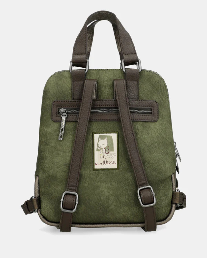 Esta mochila destaca-se pelo seu design artístico e cheio de personalidade, ideal para quem aprecia peças únicas e funcionais.

Confeccionada em material de alta qualidade, apresenta um estampado exclusivo inspirado na identidade da marca, combinada com detalhes texturizados e aplicação do logótipo que acrescentam um toque sofisticado. O modelo dispõe de compartimento principal com fecho de zíper, bolso frontal para acesso rápido e alças ajustáveis que garantem conforto ao longo do dia.