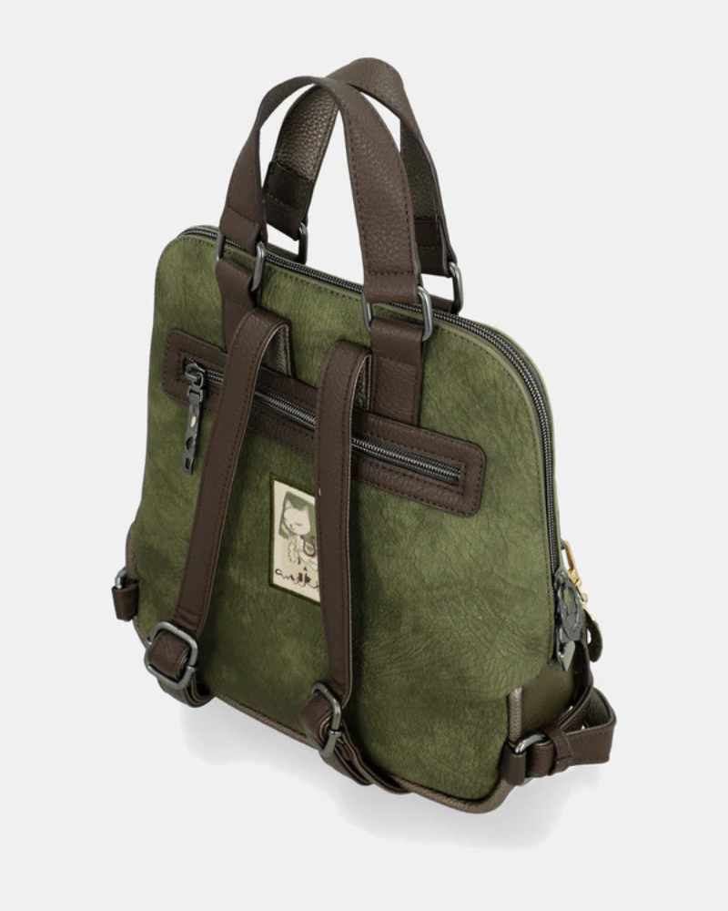 Esta mochila destaca-se pelo seu design artístico e cheio de personalidade, ideal para quem aprecia peças únicas e funcionais.

Confeccionada em material de alta qualidade, apresenta um estampado exclusivo inspirado na identidade da marca, combinada com detalhes texturizados e aplicação do logótipo que acrescentam um toque sofisticado. O modelo dispõe de compartimento principal com fecho de zíper, bolso frontal para acesso rápido e alças ajustáveis que garantem conforto ao longo do dia.