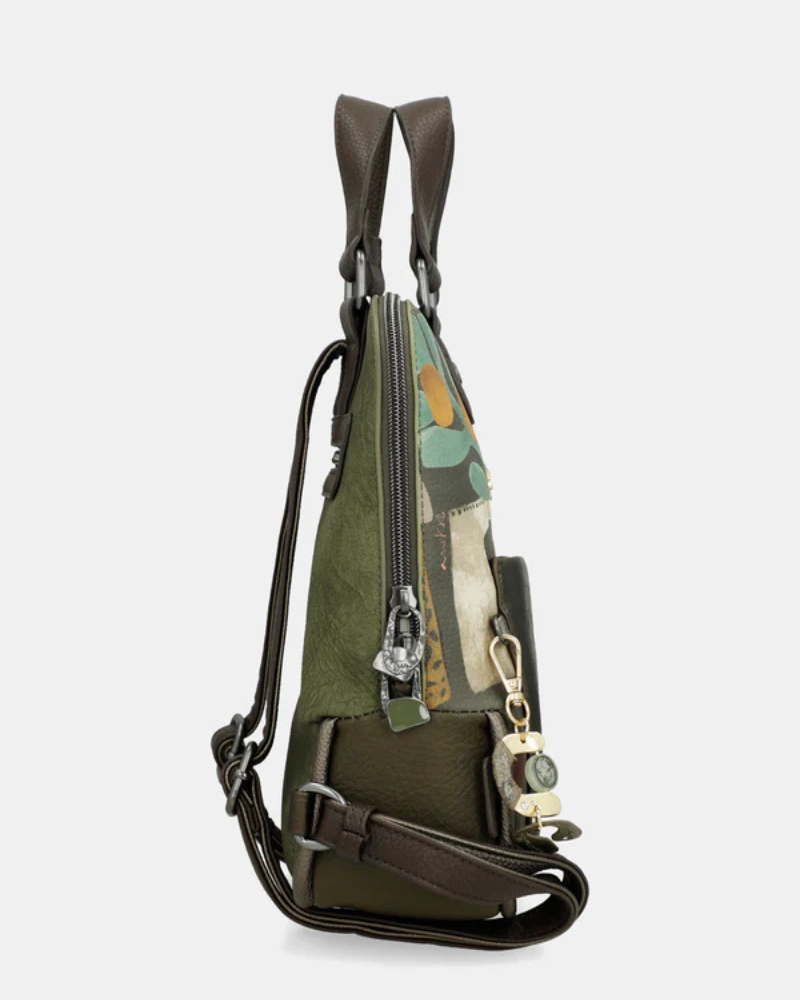 Esta mochila destaca-se pelo seu design artístico e cheio de personalidade, ideal para quem aprecia peças únicas e funcionais.

Confeccionada em material de alta qualidade, apresenta um estampado exclusivo inspirado na identidade da marca, combinada com detalhes texturizados e aplicação do logótipo que acrescentam um toque sofisticado. O modelo dispõe de compartimento principal com fecho de zíper, bolso frontal para acesso rápido e alças ajustáveis que garantem conforto ao longo do dia.