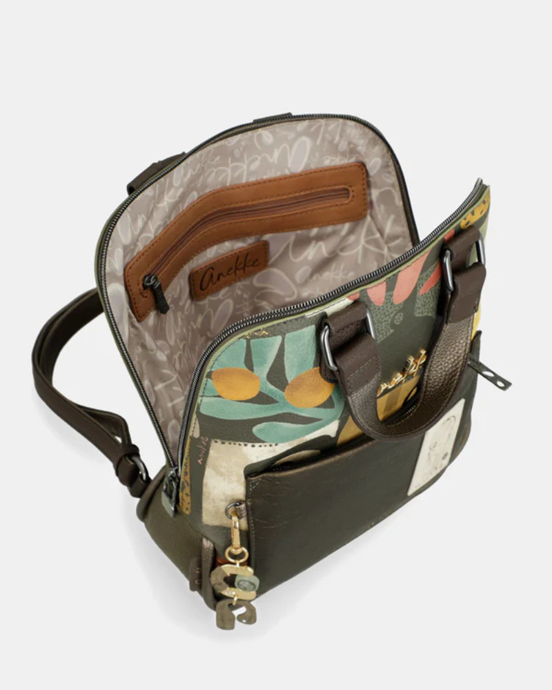 Esta mochila destaca-se pelo seu design artístico e cheio de personalidade, ideal para quem aprecia peças únicas e funcionais.

Confeccionada em material de alta qualidade, apresenta um estampado exclusivo inspirado na identidade da marca, combinada com detalhes texturizados e aplicação do logótipo que acrescentam um toque sofisticado. O modelo dispõe de compartimento principal com fecho de zíper, bolso frontal para acesso rápido e alças ajustáveis que garantem conforto ao longo do dia.