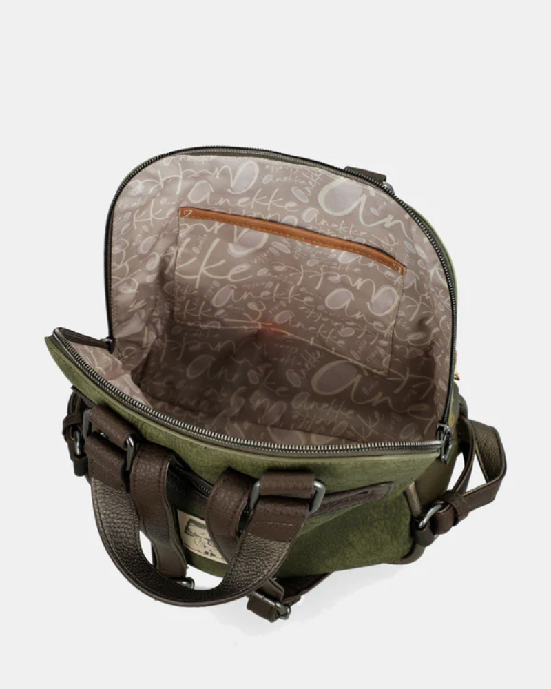 Esta mochila destaca-se pelo seu design artístico e cheio de personalidade, ideal para quem aprecia peças únicas e funcionais.

Confeccionada em material de alta qualidade, apresenta um estampado exclusivo inspirado na identidade da marca, combinada com detalhes texturizados e aplicação do logótipo que acrescentam um toque sofisticado. O modelo dispõe de compartimento principal com fecho de zíper, bolso frontal para acesso rápido e alças ajustáveis que garantem conforto ao longo do dia.