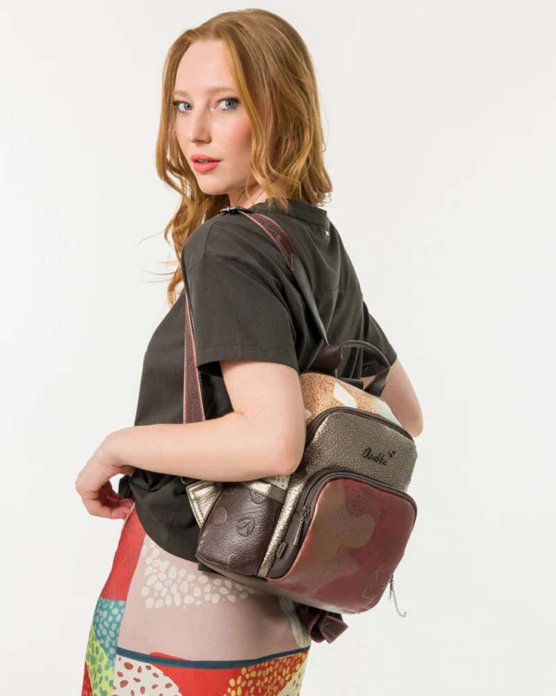 Esta mochila é uma peça audaz e contemporânea, que se destaca pela sua combinação de materiais e tons sofisticados.

A paleta multicor — que reúne dourado envelhecido, bordô e bege em tons patchwork — confere-lhe um carácter único e inconfundível, remetendo para a estética aventureira e cosmopolita da coleção Odyssey.