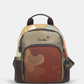 Esta mochila é uma peça audaz e contemporânea, que se destaca pela sua combinação de materiais e tons sofisticados.

A paleta multicor — que reúne dourado envelhecido, bordô e bege em tons patchwork — confere-lhe um carácter único e inconfundível, remetendo para a estética aventureira e cosmopolita da coleção Odyssey.