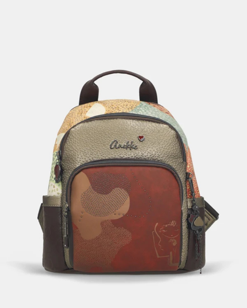 Esta mochila é uma peça audaz e contemporânea, que se destaca pela sua combinação de materiais e tons sofisticados.

A paleta multicor — que reúne dourado envelhecido, bordô e bege em tons patchwork — confere-lhe um carácter único e inconfundível, remetendo para a estética aventureira e cosmopolita da coleção Odyssey.