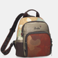 Esta mochila é uma peça audaz e contemporânea, que se destaca pela sua combinação de materiais e tons sofisticados.

A paleta multicor — que reúne dourado envelhecido, bordô e bege em tons patchwork — confere-lhe um carácter único e inconfundível, remetendo para a estética aventureira e cosmopolita da coleção Odyssey.