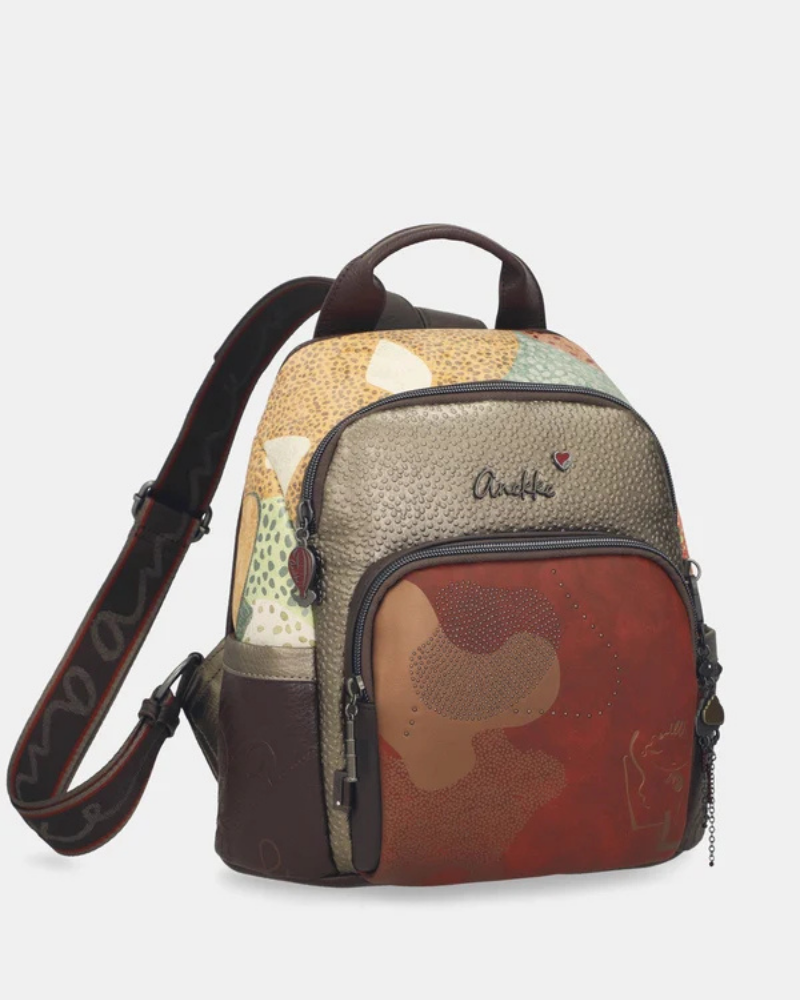 Esta mochila é uma peça audaz e contemporânea, que se destaca pela sua combinação de materiais e tons sofisticados.

A paleta multicor — que reúne dourado envelhecido, bordô e bege em tons patchwork — confere-lhe um carácter único e inconfundível, remetendo para a estética aventureira e cosmopolita da coleção Odyssey.