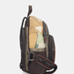 Esta mochila é uma peça audaz e contemporânea, que se destaca pela sua combinação de materiais e tons sofisticados.

A paleta multicor — que reúne dourado envelhecido, bordô e bege em tons patchwork — confere-lhe um carácter único e inconfundível, remetendo para a estética aventureira e cosmopolita da coleção Odyssey.