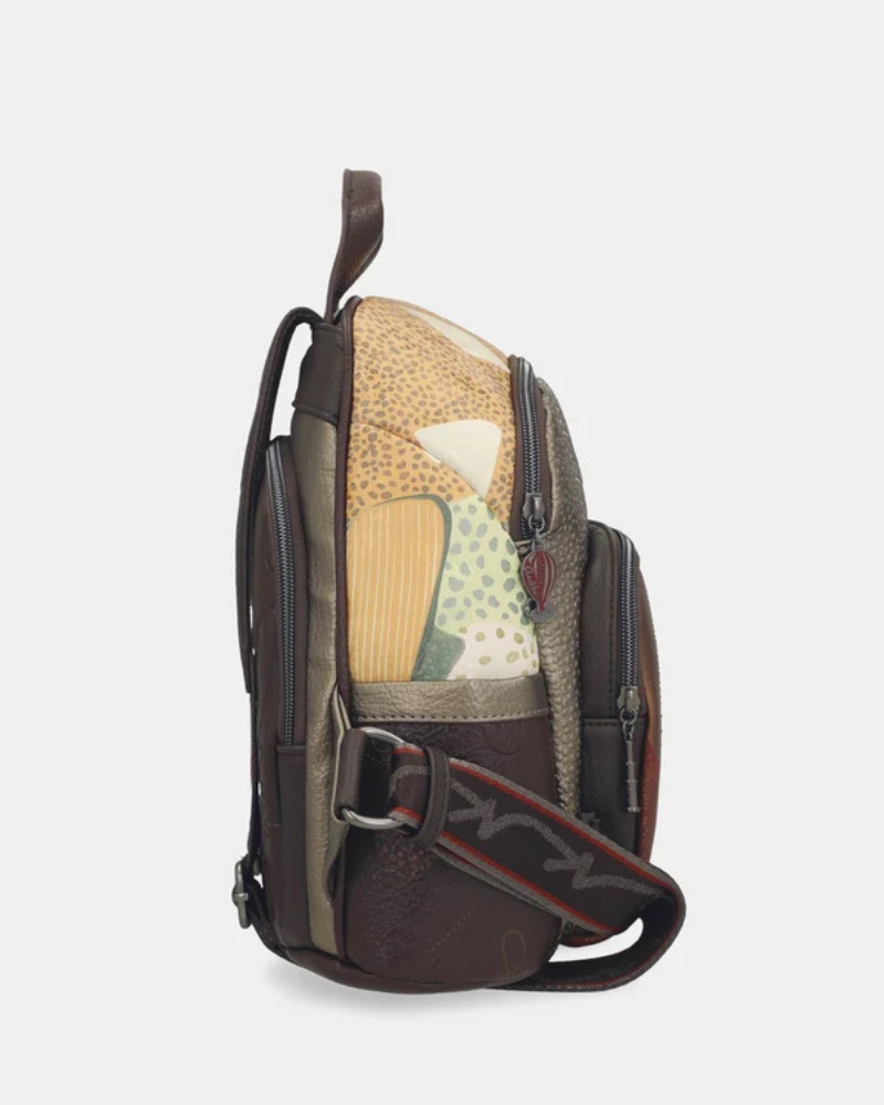 Esta mochila é uma peça audaz e contemporânea, que se destaca pela sua combinação de materiais e tons sofisticados.

A paleta multicor — que reúne dourado envelhecido, bordô e bege em tons patchwork — confere-lhe um carácter único e inconfundível, remetendo para a estética aventureira e cosmopolita da coleção Odyssey.