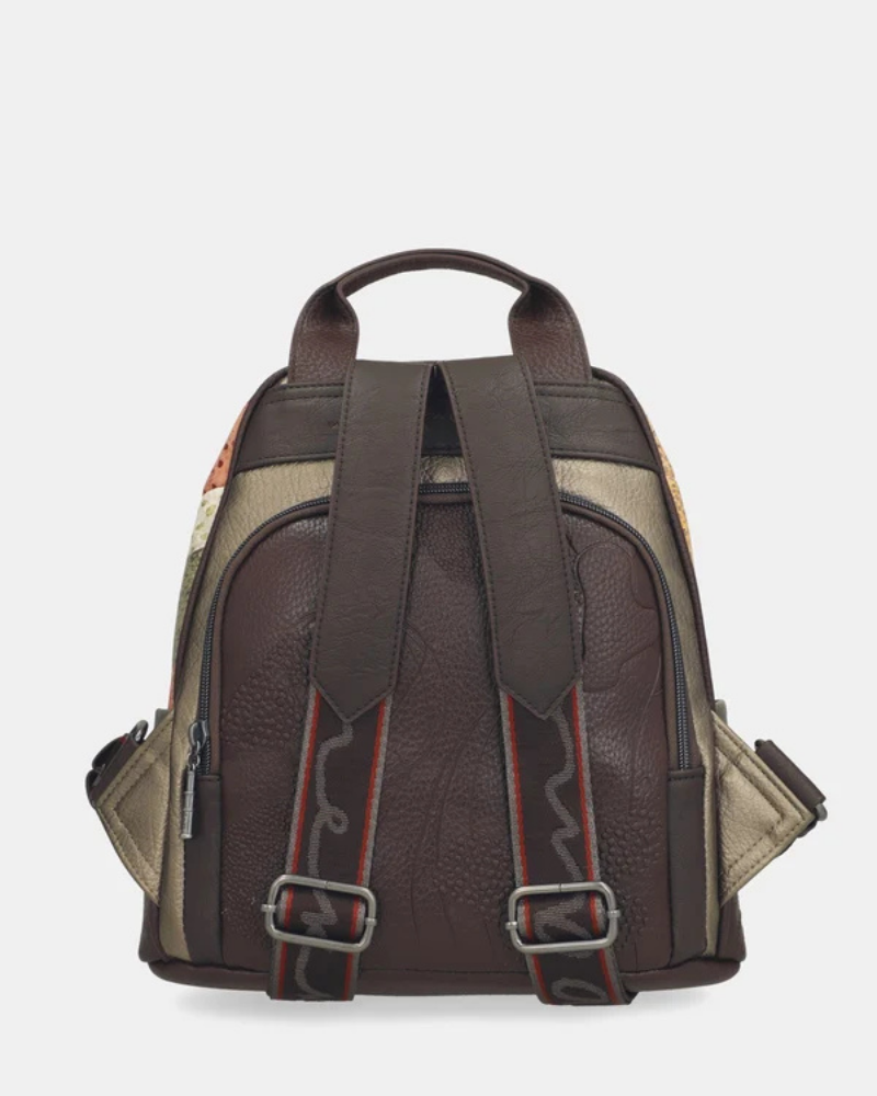 Esta mochila é uma peça audaz e contemporânea, que se destaca pela sua combinação de materiais e tons sofisticados.

A paleta multicor — que reúne dourado envelhecido, bordô e bege em tons patchwork — confere-lhe um carácter único e inconfundível, remetendo para a estética aventureira e cosmopolita da coleção Odyssey.