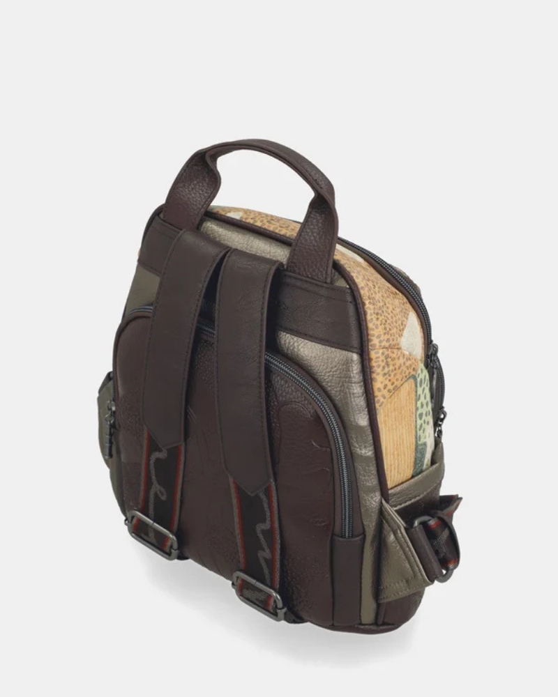 Esta mochila é uma peça audaz e contemporânea, que se destaca pela sua combinação de materiais e tons sofisticados.

A paleta multicor — que reúne dourado envelhecido, bordô e bege em tons patchwork — confere-lhe um carácter único e inconfundível, remetendo para a estética aventureira e cosmopolita da coleção Odyssey.