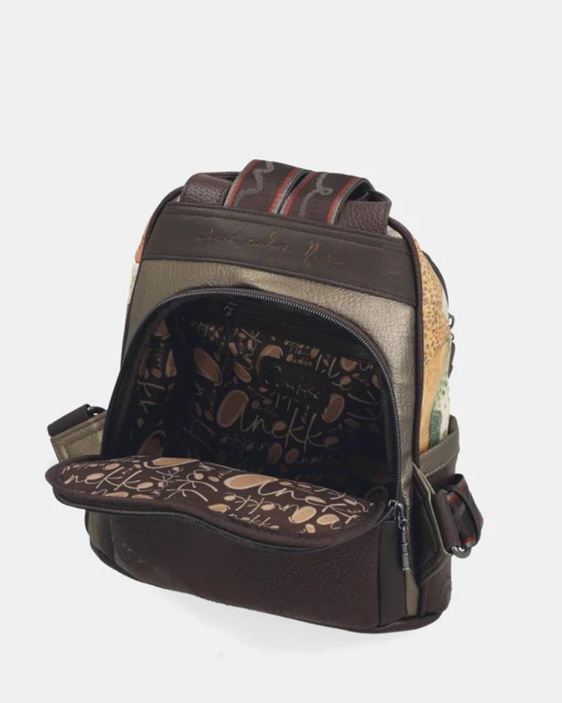 Esta mochila é uma peça audaz e contemporânea, que se destaca pela sua combinação de materiais e tons sofisticados.

A paleta multicor — que reúne dourado envelhecido, bordô e bege em tons patchwork — confere-lhe um carácter único e inconfundível, remetendo para a estética aventureira e cosmopolita da coleção Odyssey.