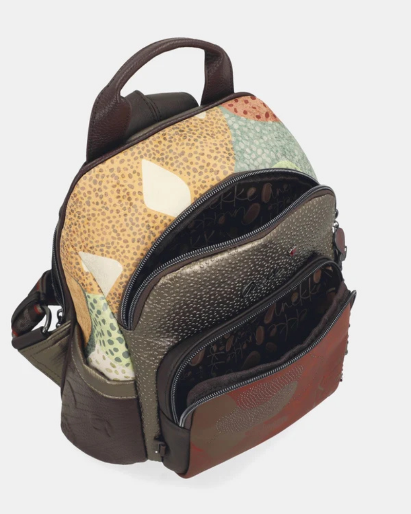 Esta mochila é uma peça audaz e contemporânea, que se destaca pela sua combinação de materiais e tons sofisticados.

A paleta multicor — que reúne dourado envelhecido, bordô e bege em tons patchwork — confere-lhe um carácter único e inconfundível, remetendo para a estética aventureira e cosmopolita da coleção Odyssey.