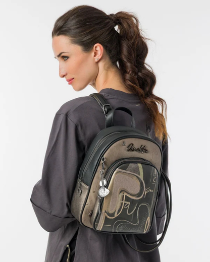 Esta mochila é uma peça para quem encontra beleza na arte urbana e no detalhe inesperado.

O seu exterior combina couro sintético preto com um painel central em tom bronze-caqui, decorado com lettering fluido de inspiração graffiti — o mesmo ADN criativo que define toda a coleção Melody. A assinatura Anekke bordada, os pendentes em metal prateado e os fechos duplos conferem-lhe uma personalidade arrojada e distinta.