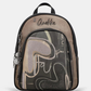 Esta mochila é uma peça para quem encontra beleza na arte urbana e no detalhe inesperado.

O seu exterior combina couro sintético preto com um painel central em tom bronze-caqui, decorado com lettering fluido de inspiração graffiti — o mesmo ADN criativo que define toda a coleção Melody. A assinatura Anekke bordada, os pendentes em metal prateado e os fechos duplos conferem-lhe uma personalidade arrojada e distinta.