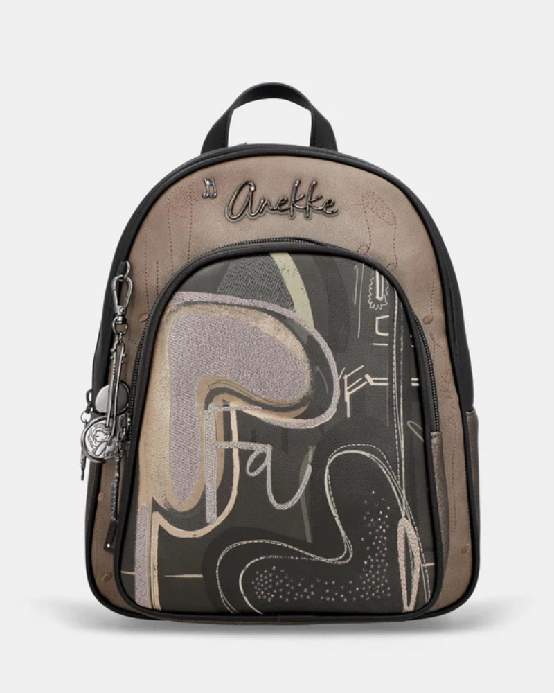 Esta mochila é uma peça para quem encontra beleza na arte urbana e no detalhe inesperado.

O seu exterior combina couro sintético preto com um painel central em tom bronze-caqui, decorado com lettering fluido de inspiração graffiti — o mesmo ADN criativo que define toda a coleção Melody. A assinatura Anekke bordada, os pendentes em metal prateado e os fechos duplos conferem-lhe uma personalidade arrojada e distinta.