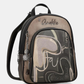 Esta mochila é uma peça para quem encontra beleza na arte urbana e no detalhe inesperado.

O seu exterior combina couro sintético preto com um painel central em tom bronze-caqui, decorado com lettering fluido de inspiração graffiti — o mesmo ADN criativo que define toda a coleção Melody. A assinatura Anekke bordada, os pendentes em metal prateado e os fechos duplos conferem-lhe uma personalidade arrojada e distinta.