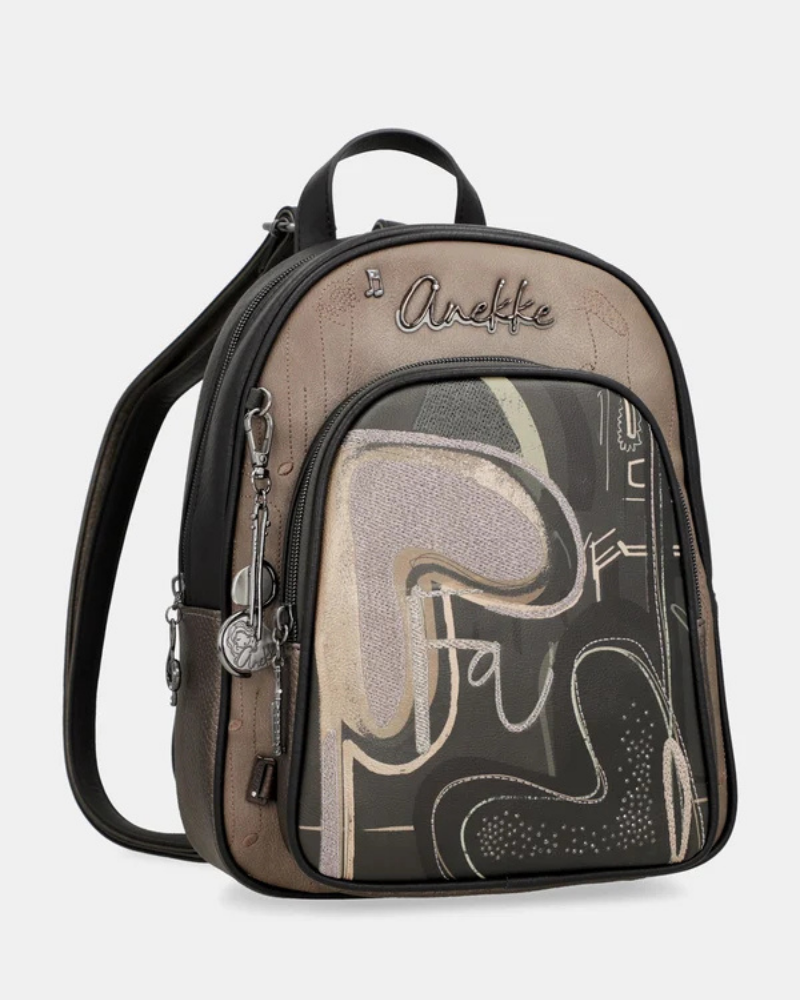 Esta mochila é uma peça para quem encontra beleza na arte urbana e no detalhe inesperado.

O seu exterior combina couro sintético preto com um painel central em tom bronze-caqui, decorado com lettering fluido de inspiração graffiti — o mesmo ADN criativo que define toda a coleção Melody. A assinatura Anekke bordada, os pendentes em metal prateado e os fechos duplos conferem-lhe uma personalidade arrojada e distinta.