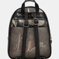 Esta mochila é uma peça para quem encontra beleza na arte urbana e no detalhe inesperado.

O seu exterior combina couro sintético preto com um painel central em tom bronze-caqui, decorado com lettering fluido de inspiração graffiti — o mesmo ADN criativo que define toda a coleção Melody. A assinatura Anekke bordada, os pendentes em metal prateado e os fechos duplos conferem-lhe uma personalidade arrojada e distinta.