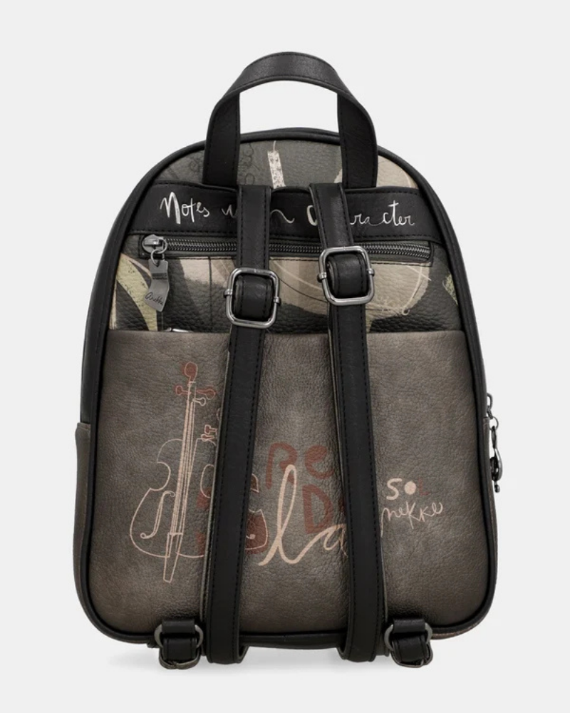 Esta mochila é uma peça para quem encontra beleza na arte urbana e no detalhe inesperado.

O seu exterior combina couro sintético preto com um painel central em tom bronze-caqui, decorado com lettering fluido de inspiração graffiti — o mesmo ADN criativo que define toda a coleção Melody. A assinatura Anekke bordada, os pendentes em metal prateado e os fechos duplos conferem-lhe uma personalidade arrojada e distinta.