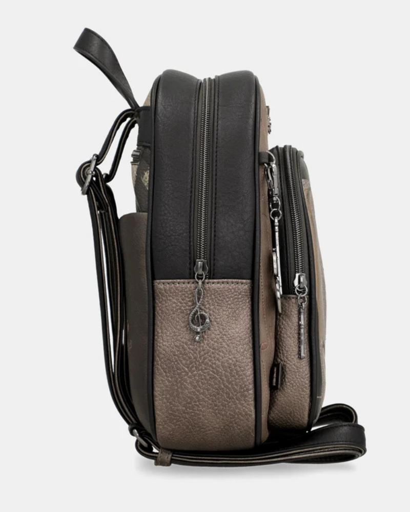 Esta mochila é uma peça para quem encontra beleza na arte urbana e no detalhe inesperado.

O seu exterior combina couro sintético preto com um painel central em tom bronze-caqui, decorado com lettering fluido de inspiração graffiti — o mesmo ADN criativo que define toda a coleção Melody. A assinatura Anekke bordada, os pendentes em metal prateado e os fechos duplos conferem-lhe uma personalidade arrojada e distinta.