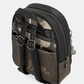Esta mochila é uma peça para quem encontra beleza na arte urbana e no detalhe inesperado.

O seu exterior combina couro sintético preto com um painel central em tom bronze-caqui, decorado com lettering fluido de inspiração graffiti — o mesmo ADN criativo que define toda a coleção Melody. A assinatura Anekke bordada, os pendentes em metal prateado e os fechos duplos conferem-lhe uma personalidade arrojada e distinta.
