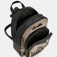 Esta mochila é uma peça para quem encontra beleza na arte urbana e no detalhe inesperado.

O seu exterior combina couro sintético preto com um painel central em tom bronze-caqui, decorado com lettering fluido de inspiração graffiti — o mesmo ADN criativo que define toda a coleção Melody. A assinatura Anekke bordada, os pendentes em metal prateado e os fechos duplos conferem-lhe uma personalidade arrojada e distinta.