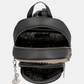 Esta mochila é uma peça para quem encontra beleza na arte urbana e no detalhe inesperado.

O seu exterior combina couro sintético preto com um painel central em tom bronze-caqui, decorado com lettering fluido de inspiração graffiti — o mesmo ADN criativo que define toda a coleção Melody. A assinatura Anekke bordada, os pendentes em metal prateado e os fechos duplos conferem-lhe uma personalidade arrojada e distinta.