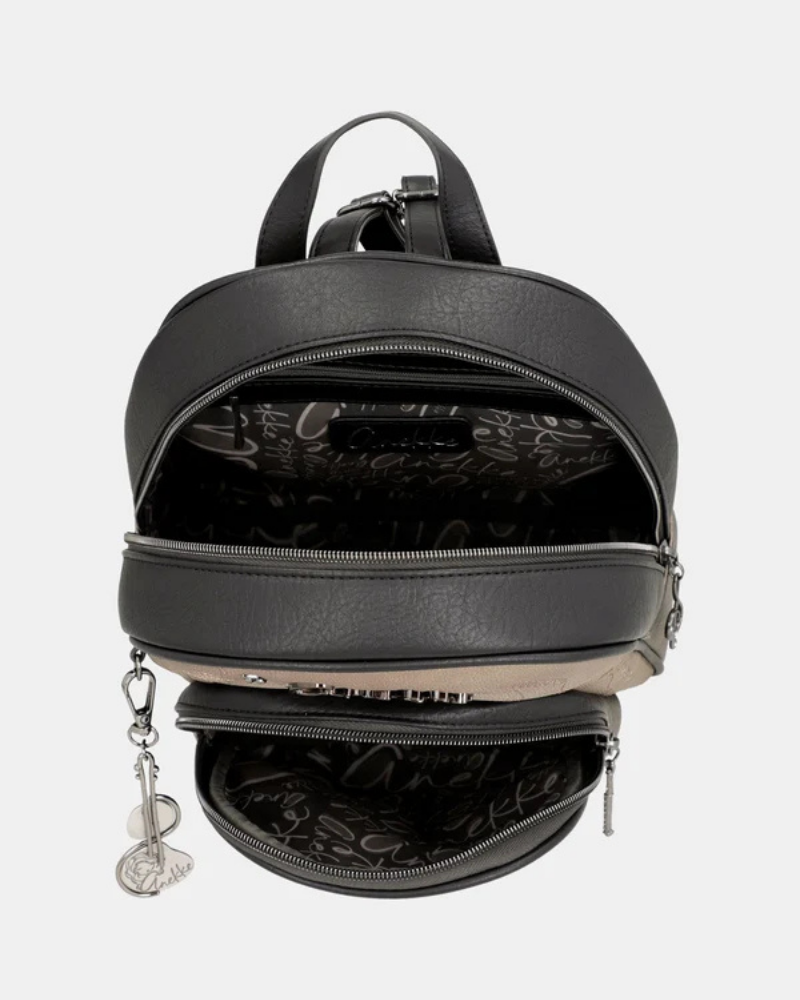 Esta mochila é uma peça para quem encontra beleza na arte urbana e no detalhe inesperado.

O seu exterior combina couro sintético preto com um painel central em tom bronze-caqui, decorado com lettering fluido de inspiração graffiti — o mesmo ADN criativo que define toda a coleção Melody. A assinatura Anekke bordada, os pendentes em metal prateado e os fechos duplos conferem-lhe uma personalidade arrojada e distinta.