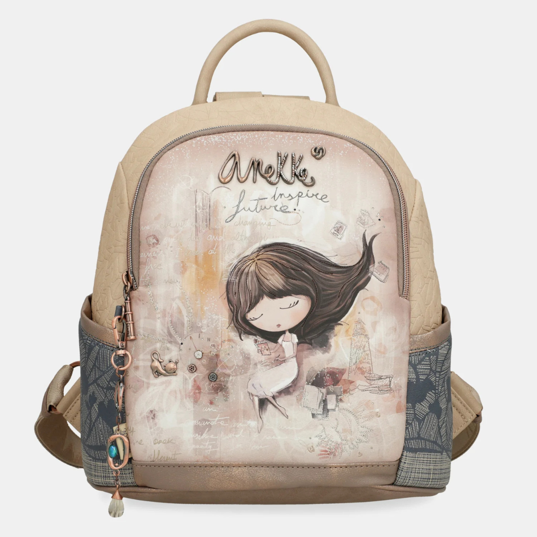 Leve elegância e charme para qualquer lugar com esta delicada mochila Anekke. Com um design encantador, combina tons suaves com uma estampa exclusiva que transmite feminilidade e nostalgia.

Anekke Memories é uma coleção construída a partir das memórias de Anekke. É uma viagem por algumas das coleções mais míticas da marca, que estão representadas no estampado desta frente com acenos aos seus elementos mais característicos, construindo um mapa único de memórias em que encontrará o farol do Mediterrâneo.