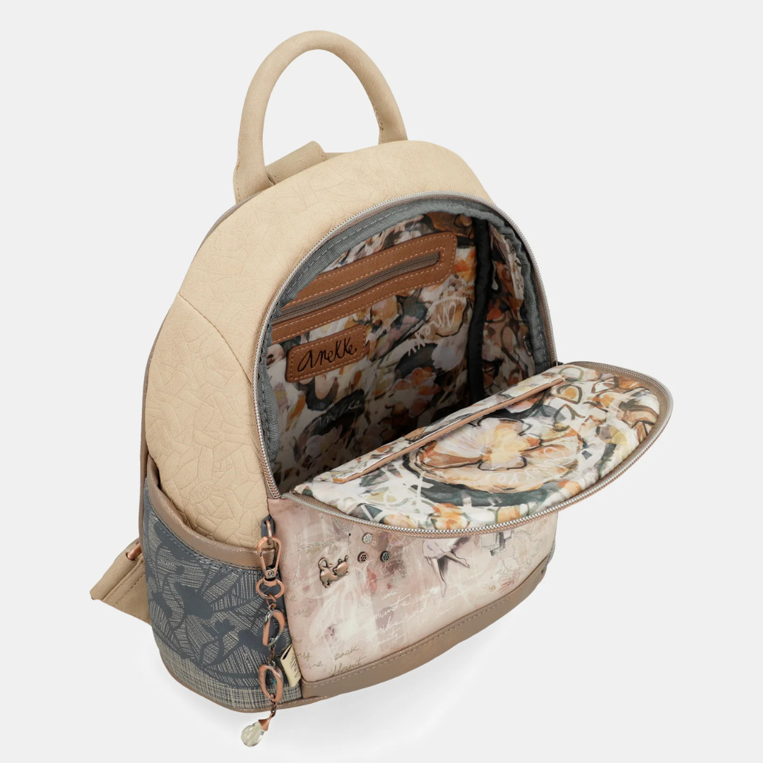 Leve elegância e charme para qualquer lugar com esta delicada mochila Anekke. Com um design encantador, combina tons suaves com uma estampa exclusiva que transmite feminilidade e nostalgia.

Anekke Memories é uma coleção construída a partir das memórias de Anekke. É uma viagem por algumas das coleções mais míticas da marca, que estão representadas no estampado desta frente com acenos aos seus elementos mais característicos, construindo um mapa único de memórias em que encontrará o farol do Mediterrâneo.