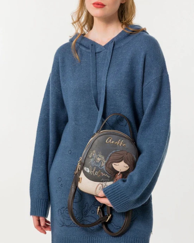 A Mochila Pequena Tulip da Anekke é uma peça de coleção que se distingue pelo seu padrão ilustrado exclusivo — a personagem de cabelo escuro da marca, rodeada de detalhes gráficos e a frase&nbsp;time to bloom gravada com delicadeza.

A combinação de cinza escuro com creme e os acessórios dourados conferem-lhe um equilíbrio perfeito entre o caprichoso e o sofisticado. Graças à alça ajustável, adapta-se ao seu ritmo.