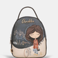 A Mochila Pequena Tulip da Anekke é uma peça de coleção que se distingue pelo seu padrão ilustrado exclusivo — a personagem de cabelo escuro da marca, rodeada de detalhes gráficos e a frase&nbsp;time to bloom gravada com delicadeza.

A combinação de cinza escuro com creme e os acessórios dourados conferem-lhe um equilíbrio perfeito entre o caprichoso e o sofisticado. Graças à alça ajustável, adapta-se ao seu ritmo.