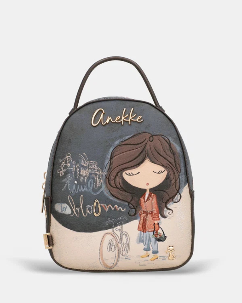 A Mochila Pequena Tulip da Anekke é uma peça de coleção que se distingue pelo seu padrão ilustrado exclusivo — a personagem de cabelo escuro da marca, rodeada de detalhes gráficos e a frase&nbsp;time to bloom gravada com delicadeza.

A combinação de cinza escuro com creme e os acessórios dourados conferem-lhe um equilíbrio perfeito entre o caprichoso e o sofisticado. Graças à alça ajustável, adapta-se ao seu ritmo.