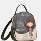 A Mochila Pequena Tulip da Anekke é uma peça de coleção que se distingue pelo seu padrão ilustrado exclusivo — a personagem de cabelo escuro da marca, rodeada de detalhes gráficos e a frase&nbsp;time to bloom gravada com delicadeza.

A combinação de cinza escuro com creme e os acessórios dourados conferem-lhe um equilíbrio perfeito entre o caprichoso e o sofisticado. Graças à alça ajustável, adapta-se ao seu ritmo.