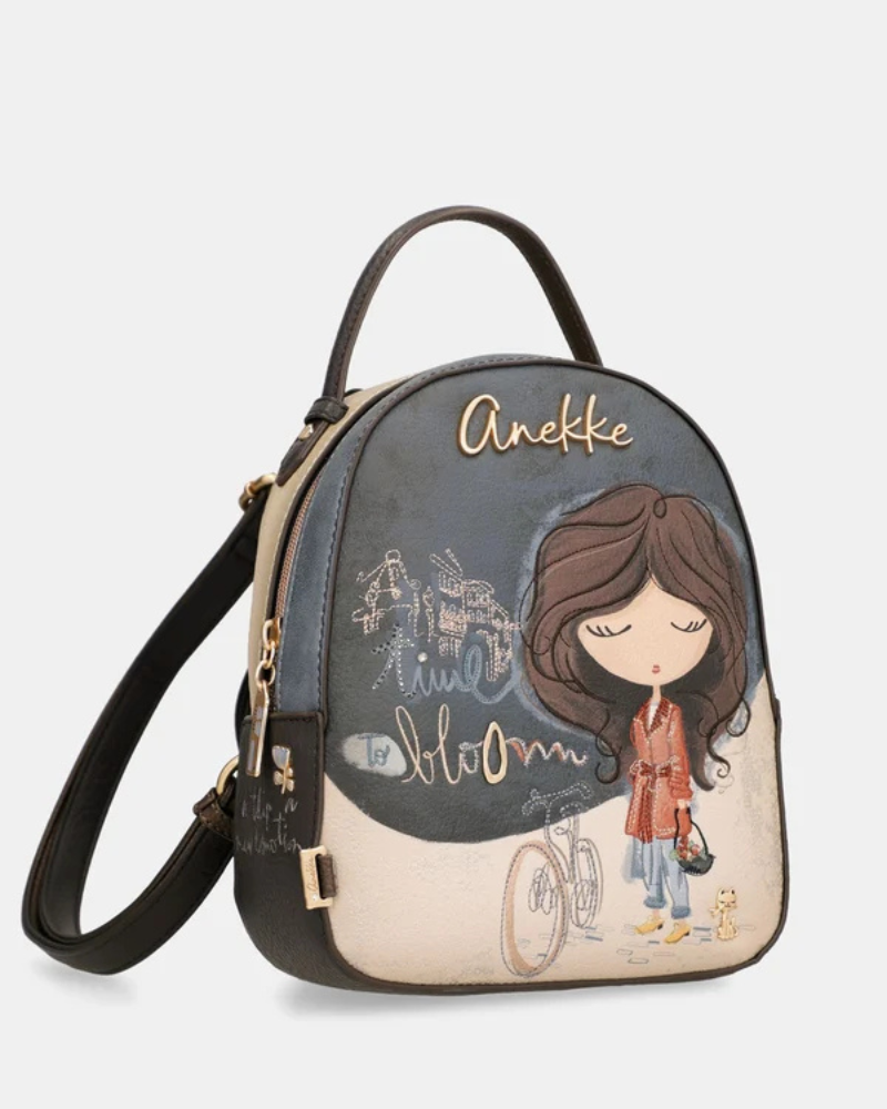 A Mochila Pequena Tulip da Anekke é uma peça de coleção que se distingue pelo seu padrão ilustrado exclusivo — a personagem de cabelo escuro da marca, rodeada de detalhes gráficos e a frase&nbsp;time to bloom gravada com delicadeza.

A combinação de cinza escuro com creme e os acessórios dourados conferem-lhe um equilíbrio perfeito entre o caprichoso e o sofisticado. Graças à alça ajustável, adapta-se ao seu ritmo.