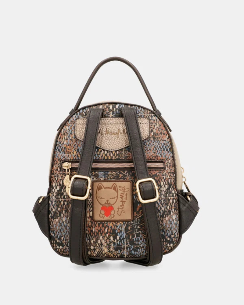A Mochila Pequena Tulip da Anekke é uma peça de coleção que se distingue pelo seu padrão ilustrado exclusivo — a personagem de cabelo escuro da marca, rodeada de detalhes gráficos e a frase&nbsp;time to bloom gravada com delicadeza.

A combinação de cinza escuro com creme e os acessórios dourados conferem-lhe um equilíbrio perfeito entre o caprichoso e o sofisticado. Graças à alça ajustável, adapta-se ao seu ritmo.