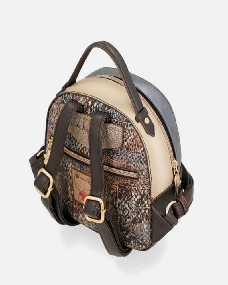 A Mochila Pequena Tulip da Anekke é uma peça de coleção que se distingue pelo seu padrão ilustrado exclusivo — a personagem de cabelo escuro da marca, rodeada de detalhes gráficos e a frase&nbsp;time to bloom gravada com delicadeza.

A combinação de cinza escuro com creme e os acessórios dourados conferem-lhe um equilíbrio perfeito entre o caprichoso e o sofisticado. Graças à alça ajustável, adapta-se ao seu ritmo.