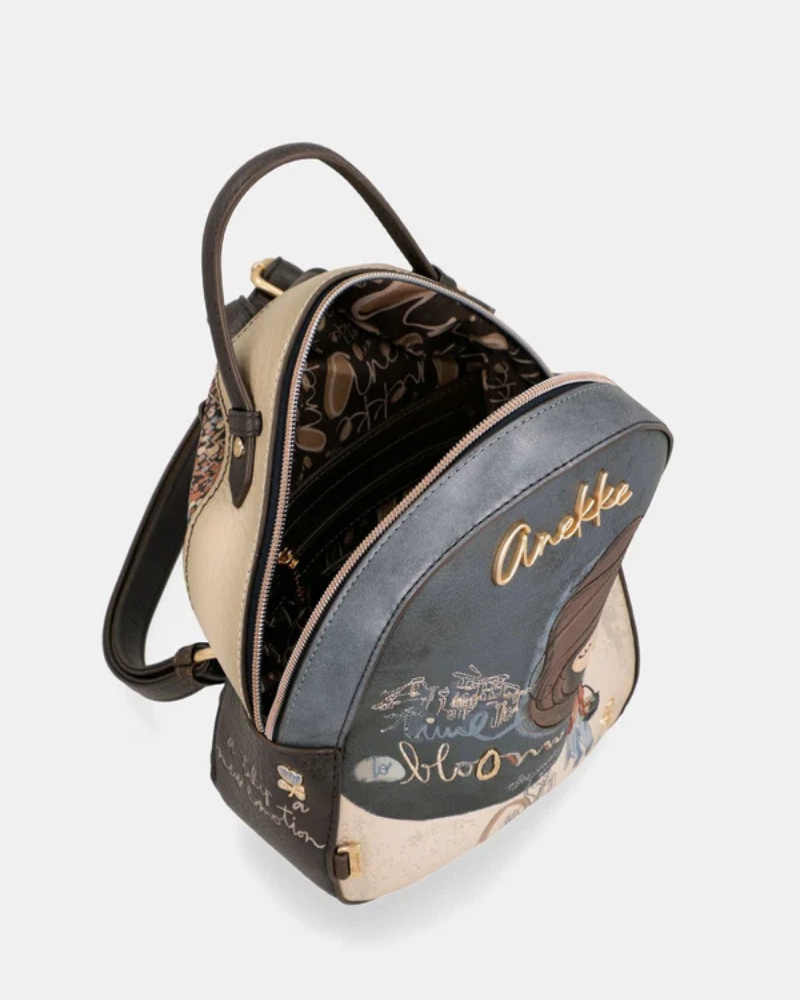 A Mochila Pequena Tulip da Anekke é uma peça de coleção que se distingue pelo seu padrão ilustrado exclusivo — a personagem de cabelo escuro da marca, rodeada de detalhes gráficos e a frase&nbsp;time to bloom gravada com delicadeza.

A combinação de cinza escuro com creme e os acessórios dourados conferem-lhe um equilíbrio perfeito entre o caprichoso e o sofisticado. Graças à alça ajustável, adapta-se ao seu ritmo.