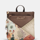 Uma mochila que reinventa a versatilidade com um design em patchwork sofisticado e cheio de personalidade.

O seu exterior combina painéis em couro sintético castanho com textura em relevo, patchwork floral em tons de creme, rosa e verde, e aplicações acolchoadas com motivos orgânicos — uma composição que celebra a feminilidade e o detalhe artesanal. A assinatura Anekke em lettering dourado e os detalhes em metal dourado completam uma estética refinada e distinta.