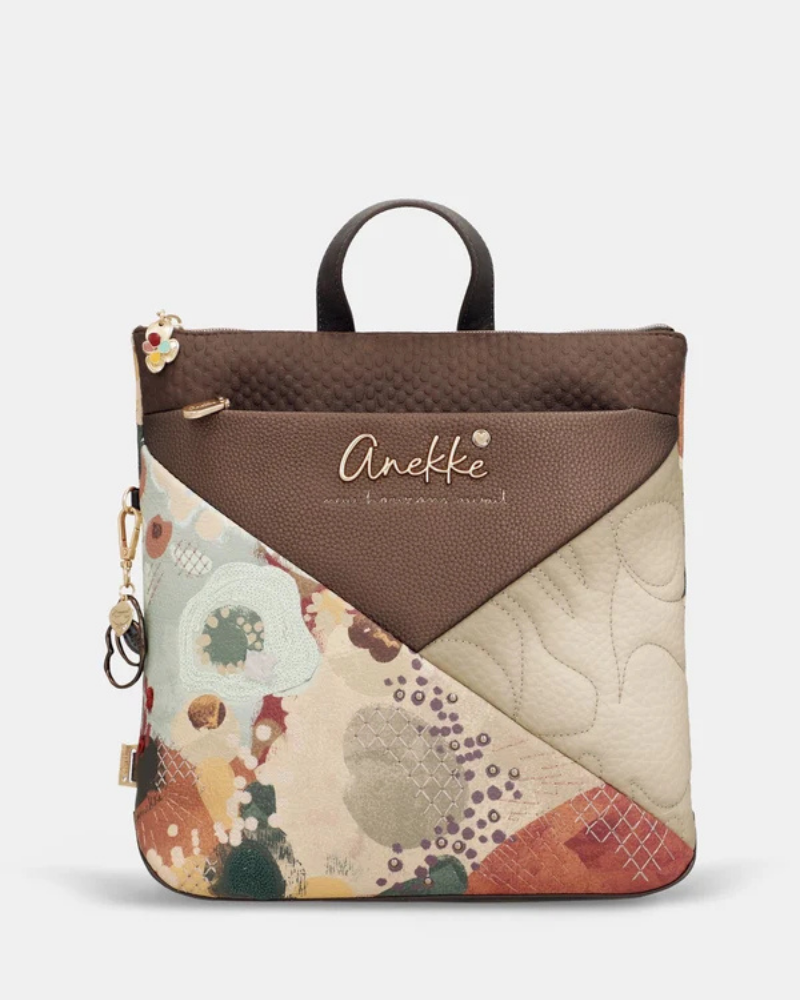 Uma mochila que reinventa a versatilidade com um design em patchwork sofisticado e cheio de personalidade.

O seu exterior combina painéis em couro sintético castanho com textura em relevo, patchwork floral em tons de creme, rosa e verde, e aplicações acolchoadas com motivos orgânicos — uma composição que celebra a feminilidade e o detalhe artesanal. A assinatura Anekke em lettering dourado e os detalhes em metal dourado completam uma estética refinada e distinta.