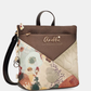 Uma mochila que reinventa a versatilidade com um design em patchwork sofisticado e cheio de personalidade.

O seu exterior combina painéis em couro sintético castanho com textura em relevo, patchwork floral em tons de creme, rosa e verde, e aplicações acolchoadas com motivos orgânicos — uma composição que celebra a feminilidade e o detalhe artesanal. A assinatura Anekke em lettering dourado e os detalhes em metal dourado completam uma estética refinada e distinta.