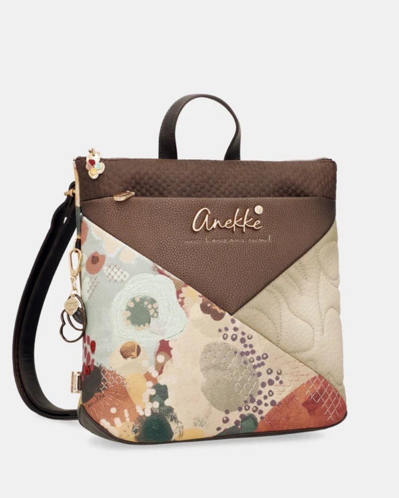 Uma mochila que reinventa a versatilidade com um design em patchwork sofisticado e cheio de personalidade.

O seu exterior combina painéis em couro sintético castanho com textura em relevo, patchwork floral em tons de creme, rosa e verde, e aplicações acolchoadas com motivos orgânicos — uma composição que celebra a feminilidade e o detalhe artesanal. A assinatura Anekke em lettering dourado e os detalhes em metal dourado completam uma estética refinada e distinta.