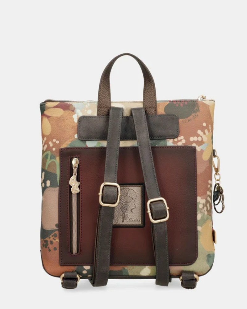 Uma mochila que reinventa a versatilidade com um design em patchwork sofisticado e cheio de personalidade.

O seu exterior combina painéis em couro sintético castanho com textura em relevo, patchwork floral em tons de creme, rosa e verde, e aplicações acolchoadas com motivos orgânicos — uma composição que celebra a feminilidade e o detalhe artesanal. A assinatura Anekke em lettering dourado e os detalhes em metal dourado completam uma estética refinada e distinta.
