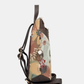 Uma mochila que reinventa a versatilidade com um design em patchwork sofisticado e cheio de personalidade.

O seu exterior combina painéis em couro sintético castanho com textura em relevo, patchwork floral em tons de creme, rosa e verde, e aplicações acolchoadas com motivos orgânicos — uma composição que celebra a feminilidade e o detalhe artesanal. A assinatura Anekke em lettering dourado e os detalhes em metal dourado completam uma estética refinada e distinta.